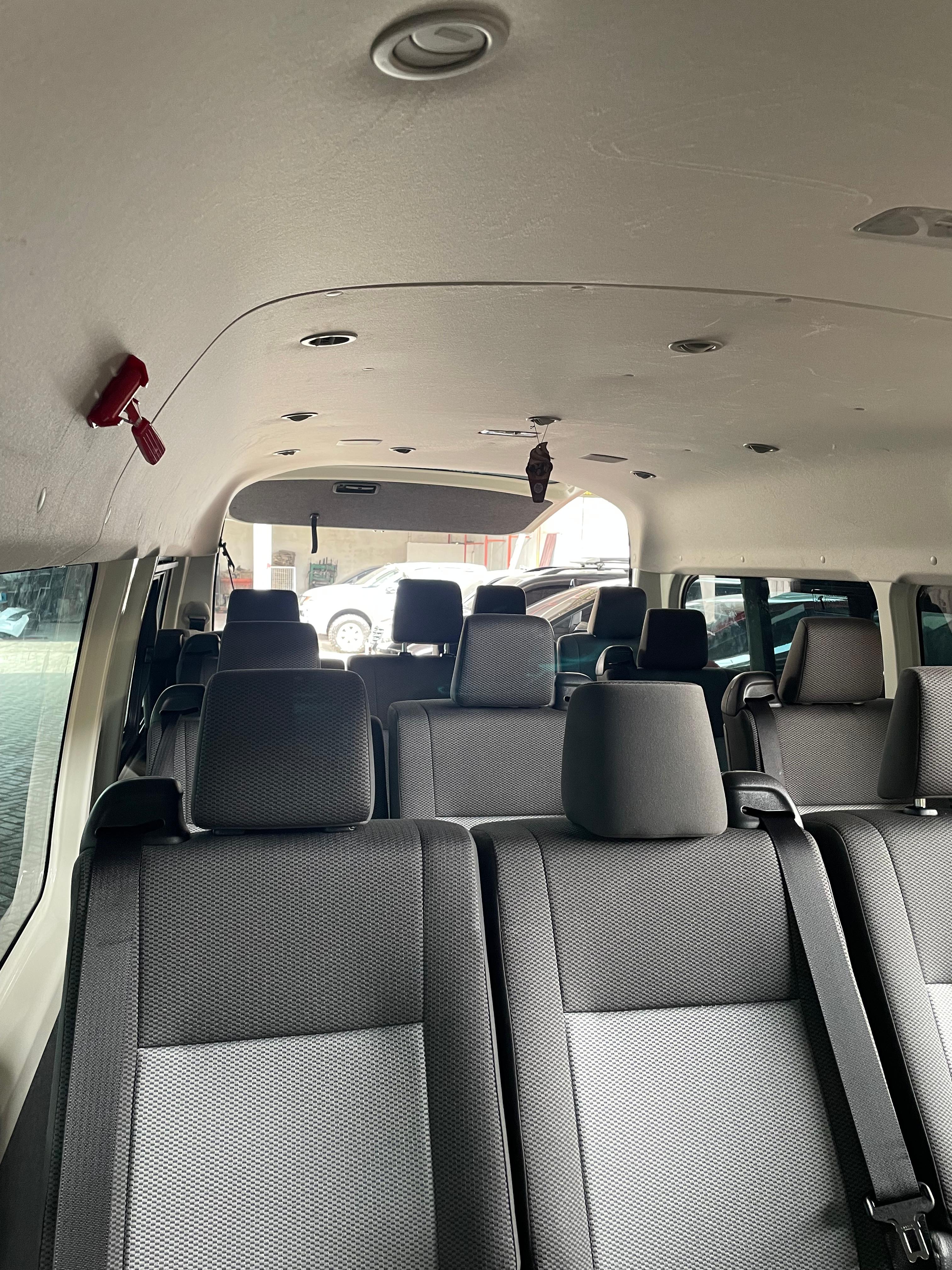 Fasilitas AC dan Kursi HiAce Premio Palembang